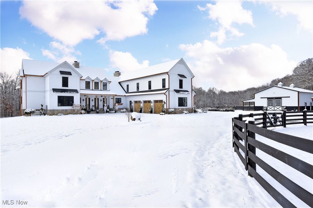 Photo of 2200 W Comet Road, New Franklin, OH 44216 (MLS # 5175367)