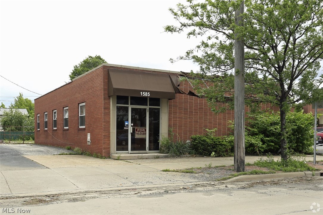 Free standing brick building with fenced in parking lot. Divided to suit doctors office, real estate, insurance, travel agents or any other private office/agency. Located across the street from 5th/3rd Bank, Aldi and laser car wash. High traffic area! Great location!!