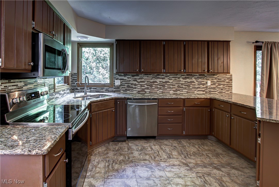 15030 Waterford Drive, North Royalton, Ohio image 10