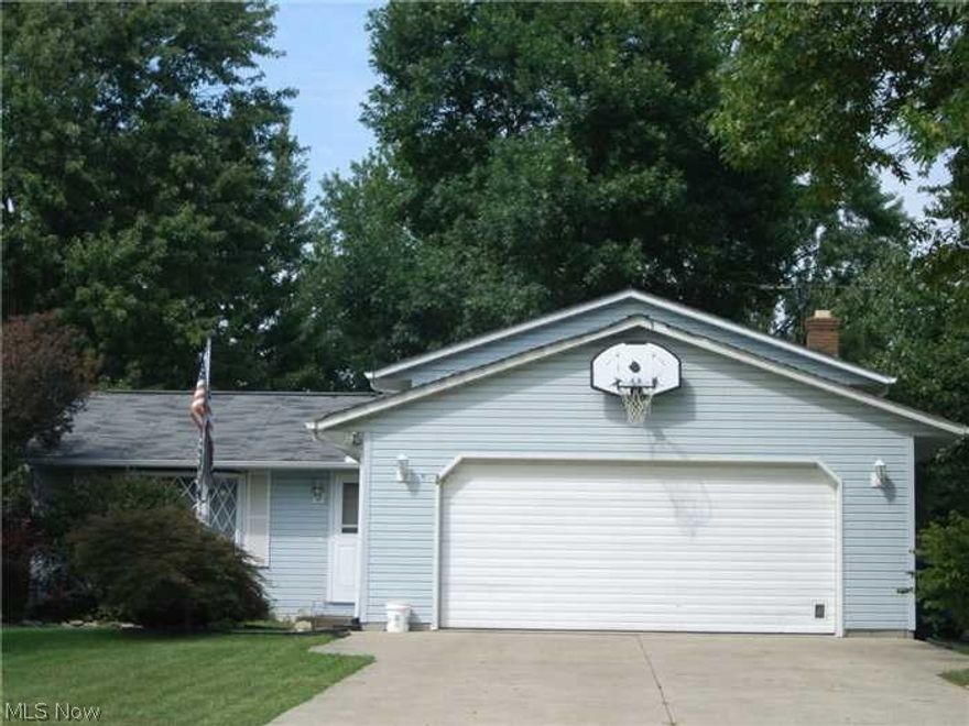 Well-Kept 3 bedroom, 1,736 Sq. Ft. Split Level with 2 Full Baths showing Pride of Ownership.  Newer features include Roof-2014, Hot Water Tank-2014,
Above Ground Litehouse Pool-2015, Kitchen Marble Countertops, CA/Furnace, Driveway, Windows all Replaced in 1996.  Refrigerator-Stays (less than
1 yr. old), Water Softener Reverse Osmosis. Water Treatment under sink.  Boasts a large 2 car garage, backyard! Newer carpet and flooring.  All Appliances stay..... This will go Fast!
Call Today!