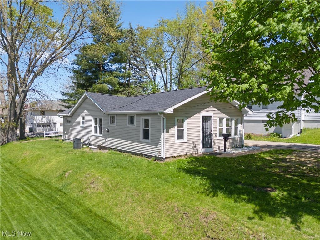 Photo of 1515 39th Street NW, Canton, OH 44709 (MLS # 5175461)