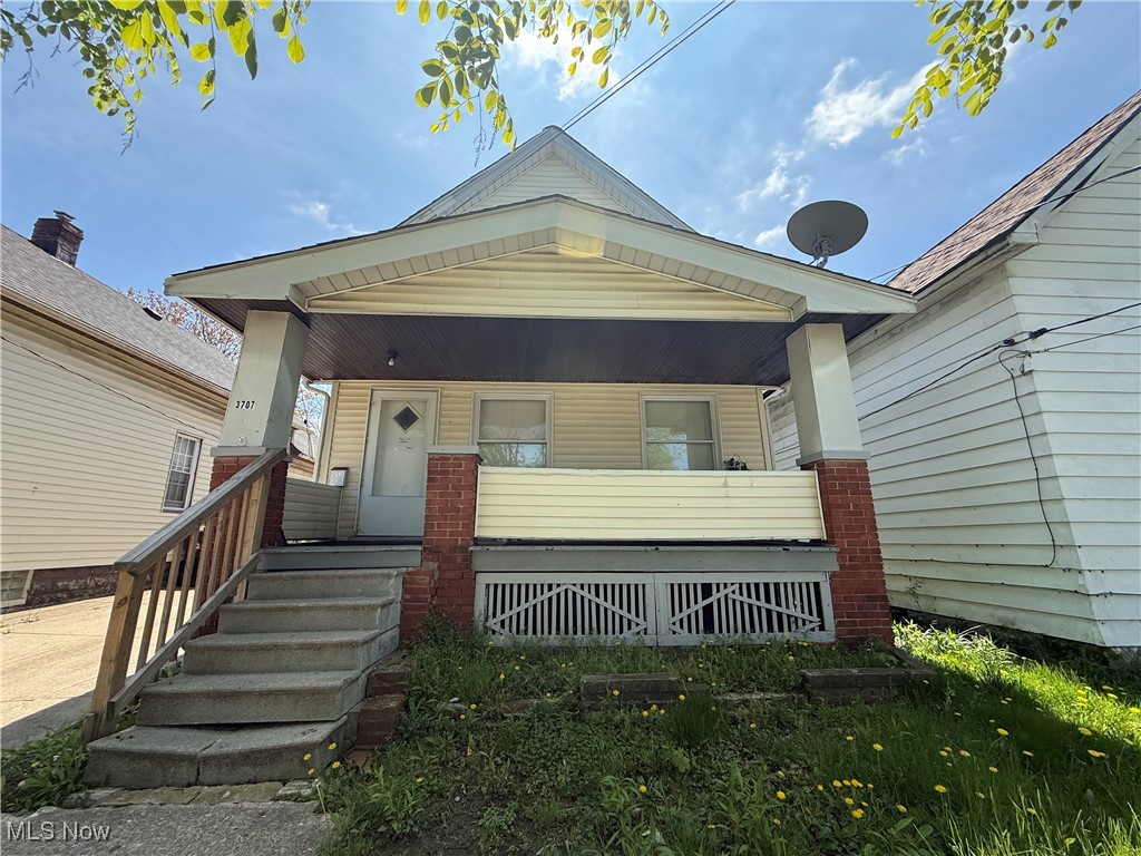 This tenant-occupied 2-bedroom, 1.5-bath single-family home offers approximately 1,180 sq ft of living space and strong cash flow potential. Currently rented at $1,200 per month, this property provides immediate income and reliable rental performance for investors.
Whether you're expanding your Cleveland rental portfolio or securing a stabilized asset with consistent returns, this home presents a solid investment opportunity with long-term value.