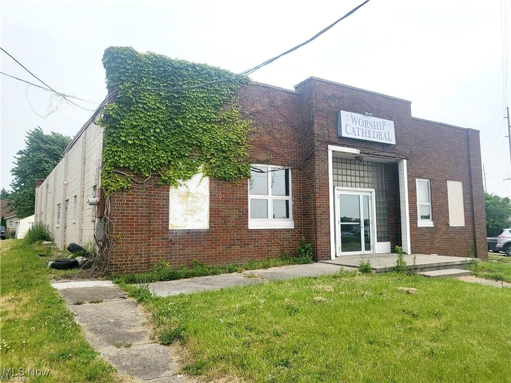This block constructed commercial building can put you on the money map! Bring your ideas and let your mind wonder. Perfectly located on the eastside of Lorain directly across from Black River, Harborwalk water front development, walking distance to river, Lake Erie, Lorain downtown historic district, restaurants, parks, shopping, Palace Theater and so much more. Be apart of the action, this opportunity is for the savvy developer and investor? Call now what are you waiting for...