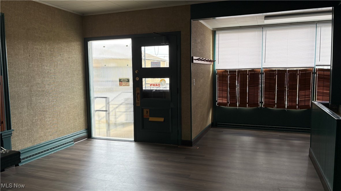 Chamberlins Western - Commercial Sale