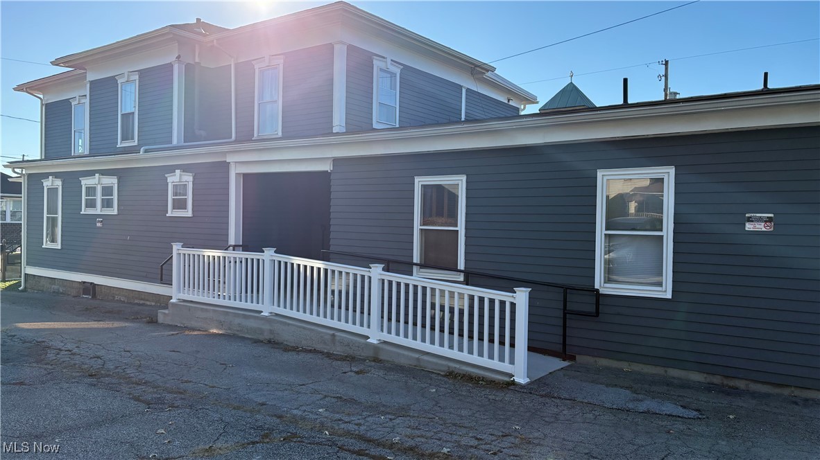 Chamberlins Western - Commercial Sale