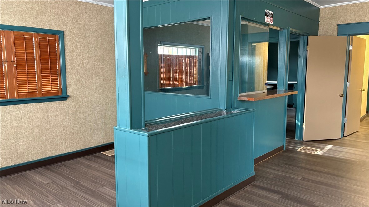 Chamberlins Western - Commercial Sale