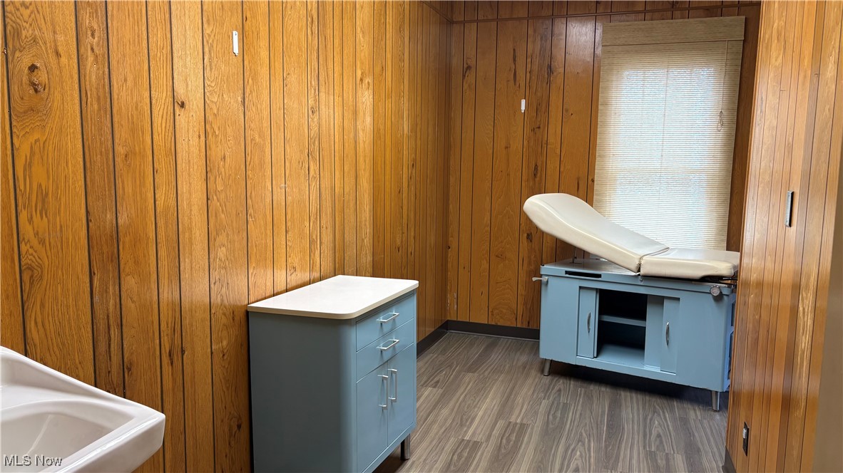 Chamberlins Western - Commercial Sale