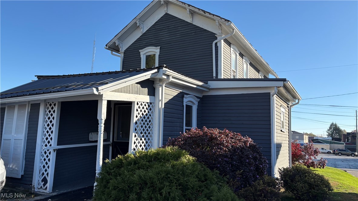 Chamberlins Western - Commercial Sale