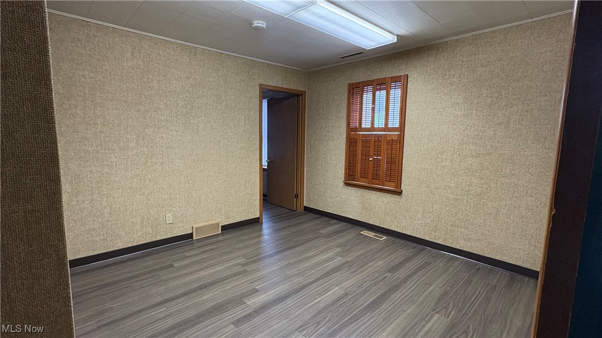 Chamberlins Western - Commercial Sale