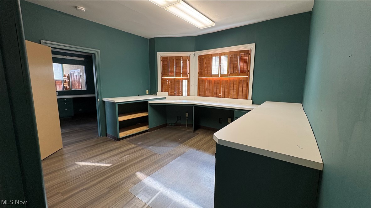 Chamberlins Western - Commercial Sale