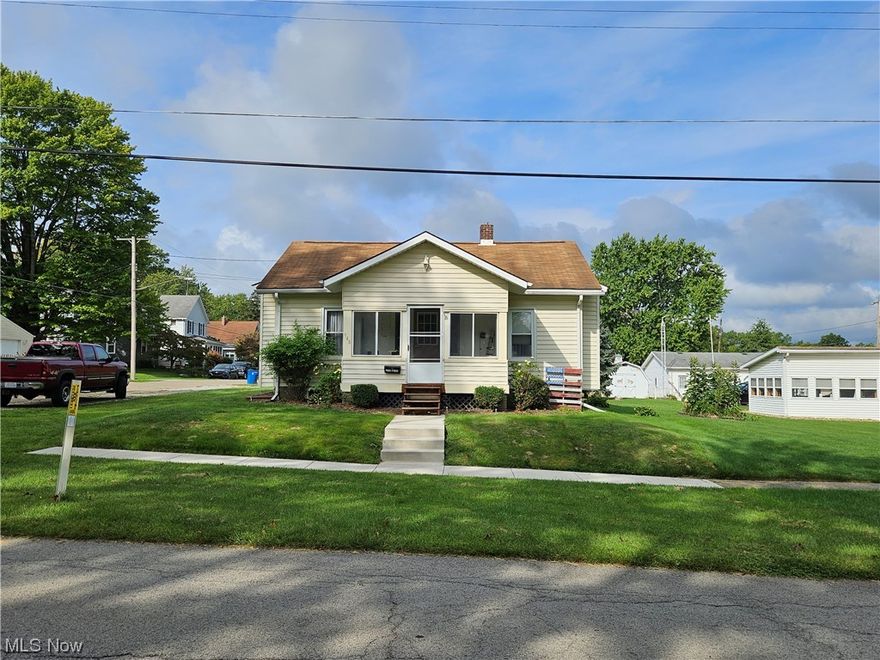 Come see this cozy 3 bedroom, 1 bath home, on a corner lot in historic Sebring, Ohio, within short distance to Sebring South Side Park and public pool. Sebring school district, with open enrollment to West Branch Schools.