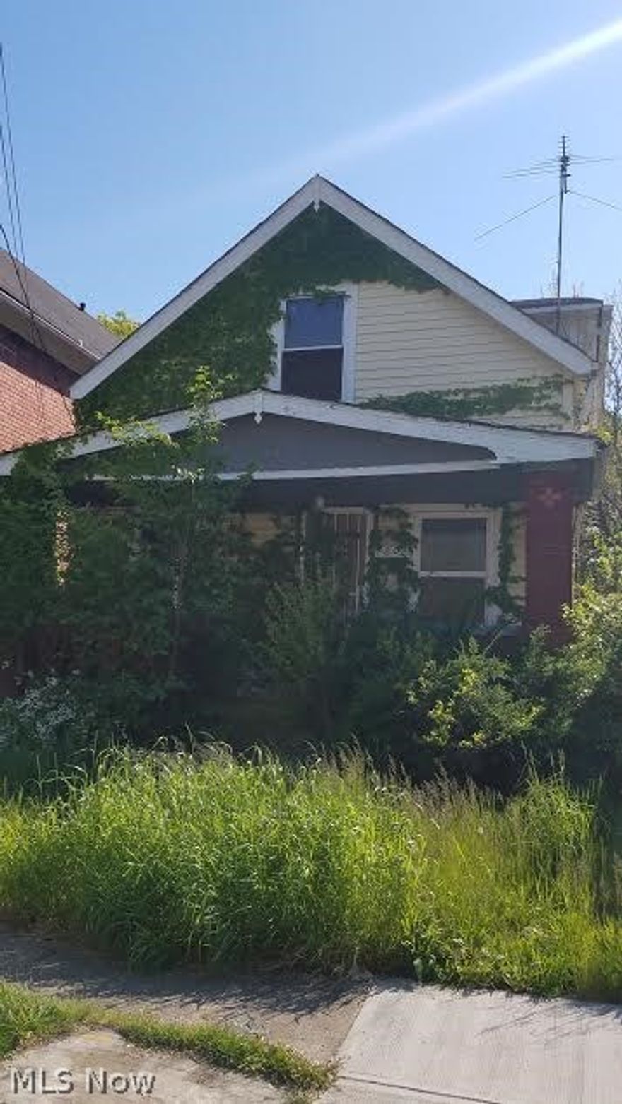 4/1 bath home in S. Broadway area.  Owner want this home sold. This home is a Fixer Upper  needs repair.  Bring offers. Not a foreclosure or short sale. Not financeable bring and reasonable offer. Cash only....Drive-by
