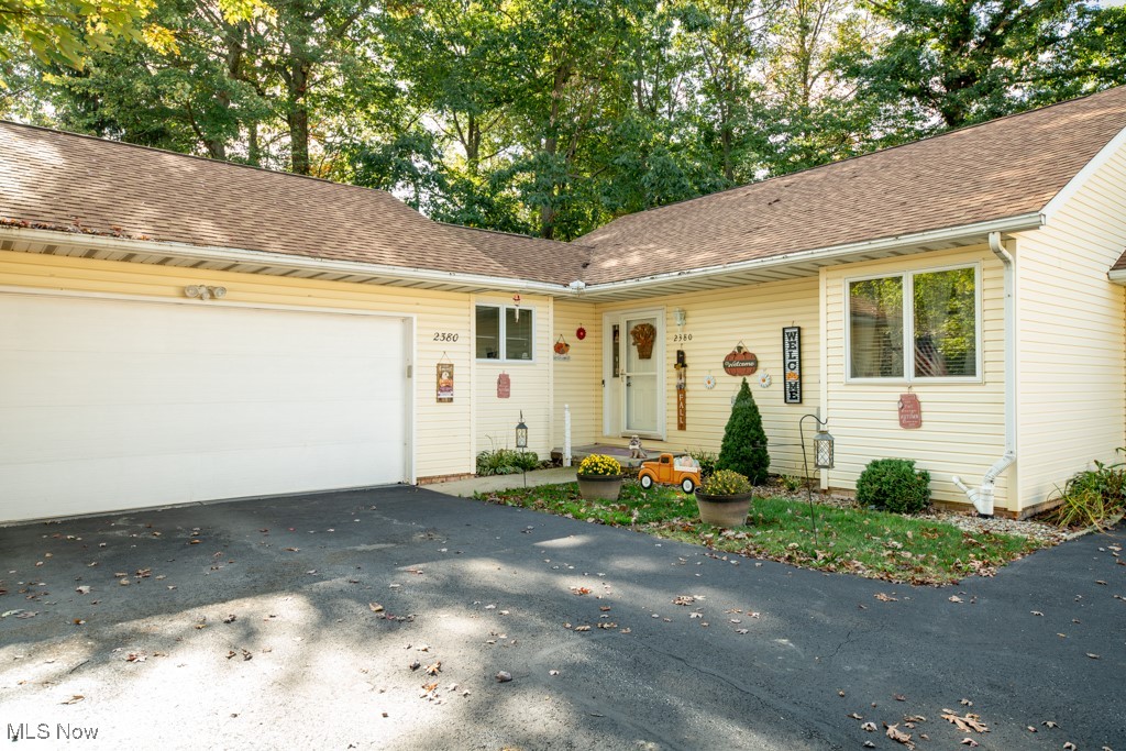 Have you been looking for first-floor living, a sunroom you’ll love spending time in, and a private outdoor space for relaxing or entertaining? The wait is over!
This pristine 2-bedroom, 2-bath condo in the Wren’s Hollow Community combines comfort and convenience with one-floor living, a cheerful, updated kitchen, generously sized bedrooms and newer roof. A 2-car garage, tons of storage, and an easy-flow layout make everyday life simple and convenient.
Located midway between Cleveland and Akron in the top-rated Stow school district, this home offers easy access to shopping, all major highways, and the bike and hike trails.