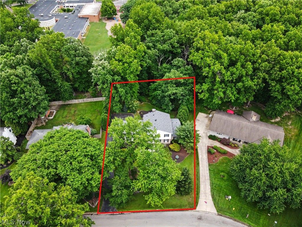 Photo of 553 N Briarcliff Drive, Canfield, OH 44406 (MLS # 5218244)