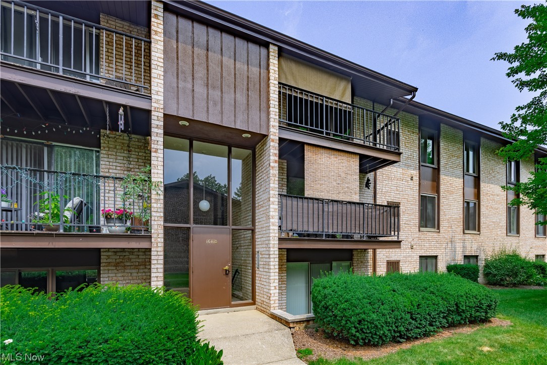 Welcome to this stunning and meticulously maintained condo unit, offering a serene and comfortable living experience. Located in a desirable neighborhood, this residence showcases 2 bedrooms, 1 full bath, a spacious living room, a patio with a relaxing view, in-suite laundry, and a master suite with a walk-in closet. There is also a separate storage area for any extra items. Situated in a sought-after neighborhood, this condo unit offers easy access to local shops, dining options, and entertainment venues, ensuring you'll never be far from the excitement. Commuters will appreciate the convenient location, with major highways and public transportation just moments away.
Residents of this community enjoy access to a range of amenities, including a playground, pond, pavilion and landscaped grounds. The well-maintained common areas provide a welcoming environment for both relaxation and socializing.
Don't miss this incredible opportunity to own a well-maintained condo unit that comb