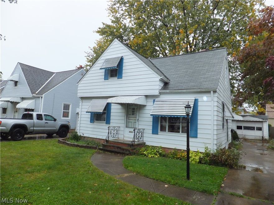 Investors or Handy Homeowners!  3 Bedroom Aluminum Bungalow! 1 Car Garage!!  Needs Work.