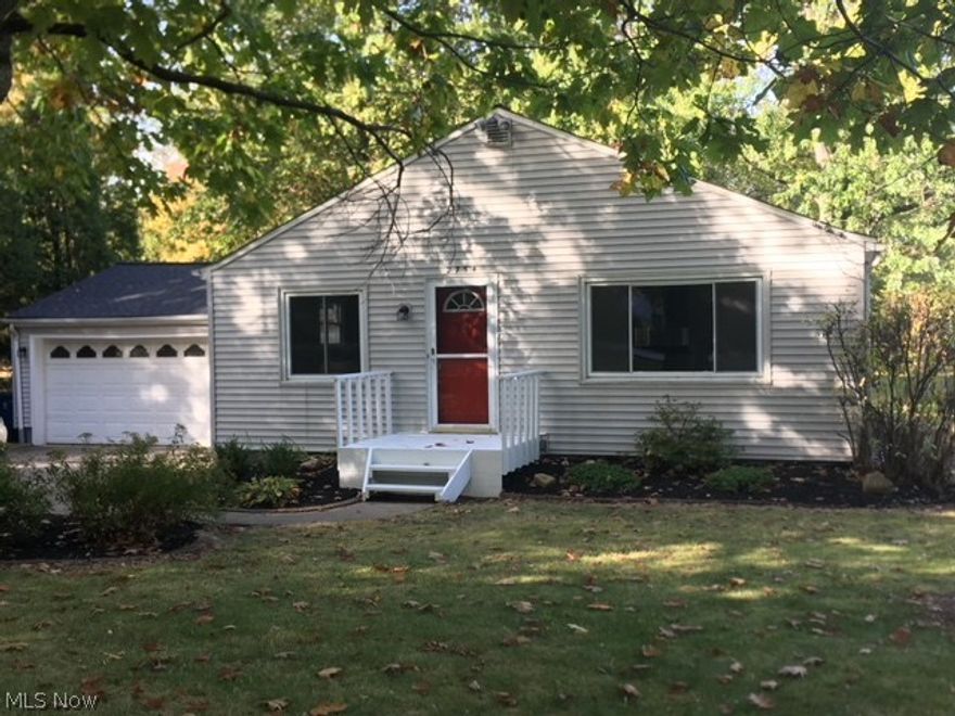 Convenient location in close proximity to the commercial district at Route 91 and Route 6; a short drive to State Route
90. Oak Street runs between Route 6 and Eddy Road and this home is nicely situated on a 75 x 400’ (.68 acre) lot with
landscape accents in front and a very nice rear yard with attractive storage building.
Unique ranch design with walk-out, lower level. Nicely renovated kitchen is fully equipped with new, stainless steel
appliances! Renovated bathroom with vaulted ceiling and skylight! Lower level living space provides laundry room,
2nd bath, guest bedroom/office, large rec room, multi-purpose room and extra storage or hobby room. Spacious,
attached garage with auto opener, attic storage, heat and water service. Newer, dimensional shingle roof & AC unit.
Vinyl siding & replacement windows.
Available for immediate occupancy - move-in and enjoy