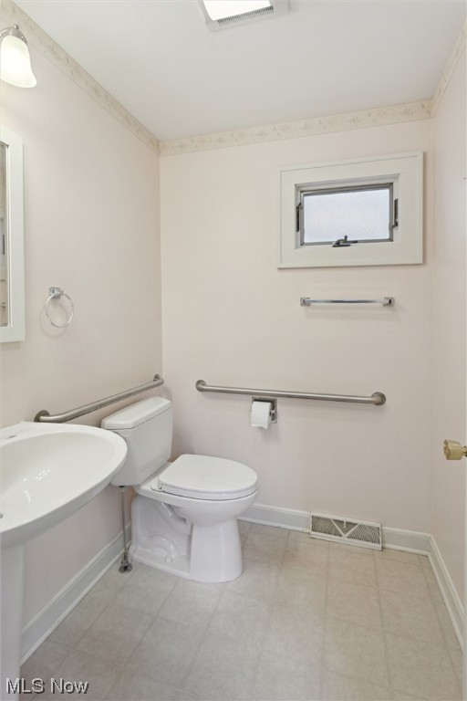 Main image without alt text