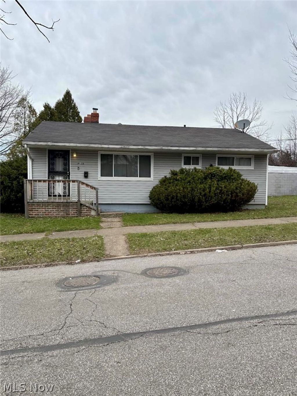 Photo of 4609 Lee Road, Cleveland, OH 44128 (MLS # 5198859)