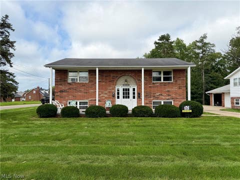 Multifamily For Sale - 813 S Nickelplate Street<br/> Louisville, OH 44641