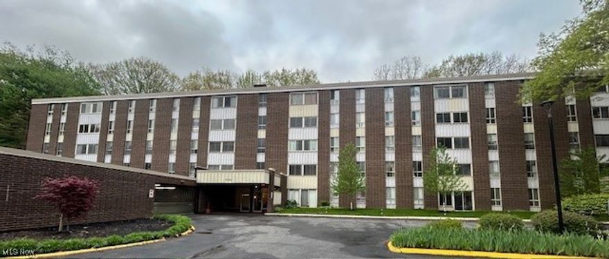 Welcome to easy living at Silver Lake Towers! This spacious one-bedroom, one-bath condo offers a generous living and dining area, perfect for relaxing or entertaining. The kitchen features classic oak cabinets, ample pantry shelving, and room to make it your own. Newer carpet runs throughout, adding a fresh feel to this inviting space.  Enjoy the perks of carefree living with outstanding community amenities—including a sparkling pool, modern exercise room, and meticulously maintained grounds. The HOA fee covers all utilities, even cable! An assigned space in the covered garage and a private storage unit add convenience and value.
This condo is priced to sell and offers great potential with a little TLC. Don’t miss your chance to own in one of the area’s most desirable communities!
