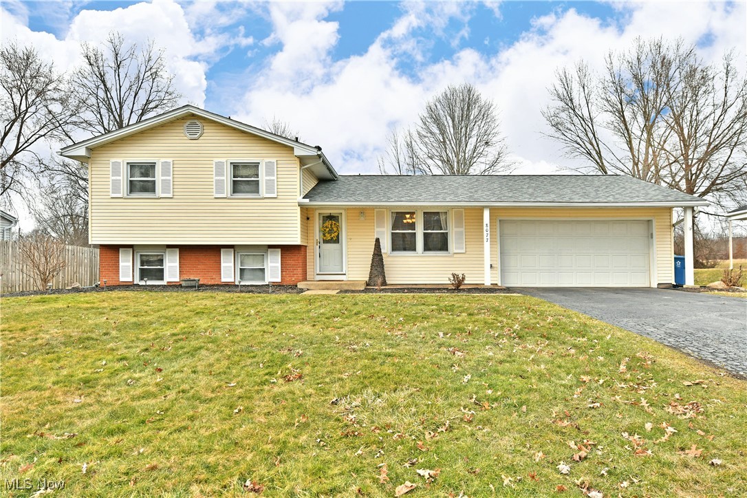8077 Glen Oaks Drive, Warren, Ohio image 1