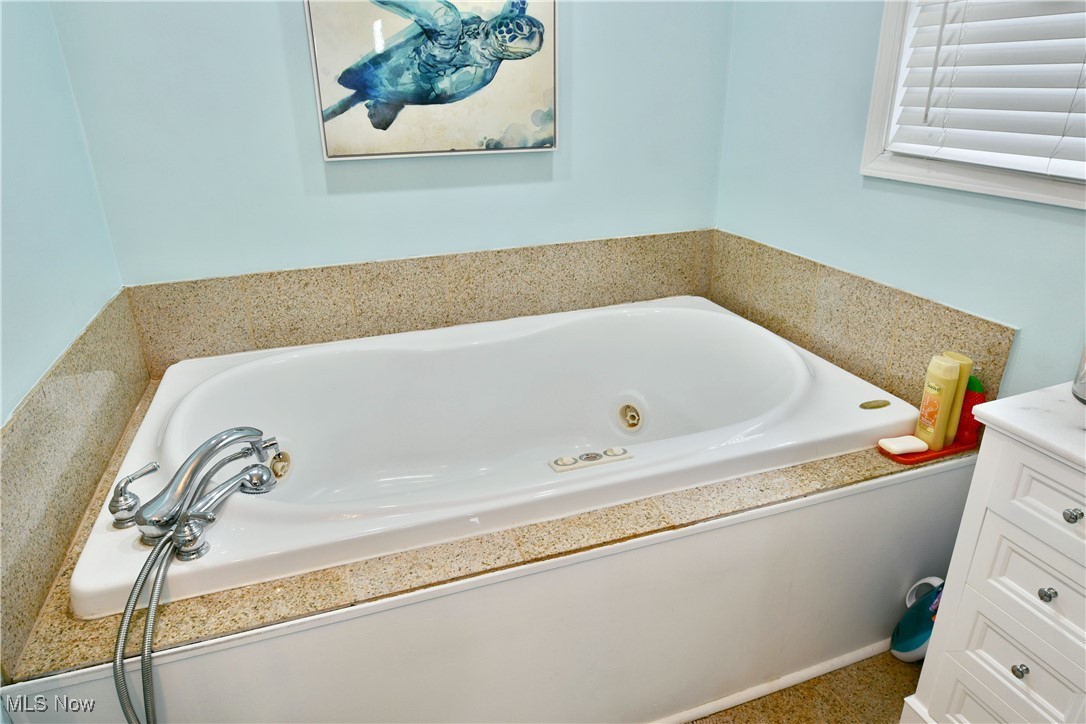 8077 Glen Oaks Drive, Warren, Ohio image 27