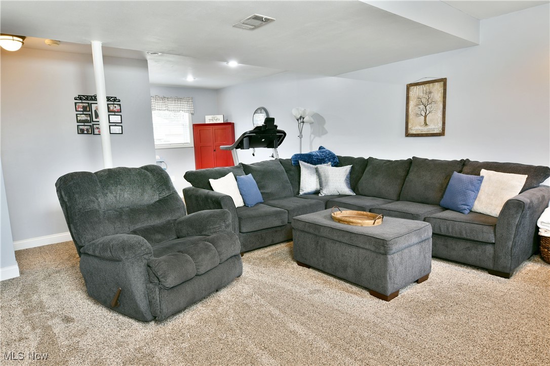 8077 Glen Oaks Drive, Warren, Ohio image 22