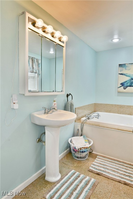 8077 Glen Oaks Drive, Warren, Ohio image 26