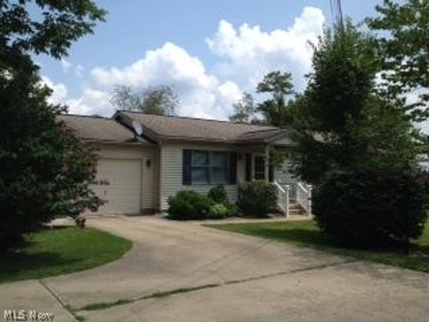 Ranch home built in 1997 on 1 acre. Great floor plan. Dining room light does not stay.