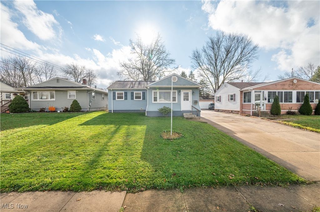 Photo of 395 Elizabeth Street, Hubbard, OH 44425 (MLS # 5174723)