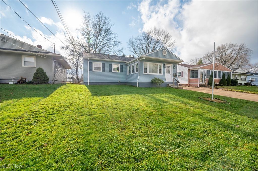 Photo of 395 Elizabeth Street, Hubbard, OH 44425 (MLS # 5174723)