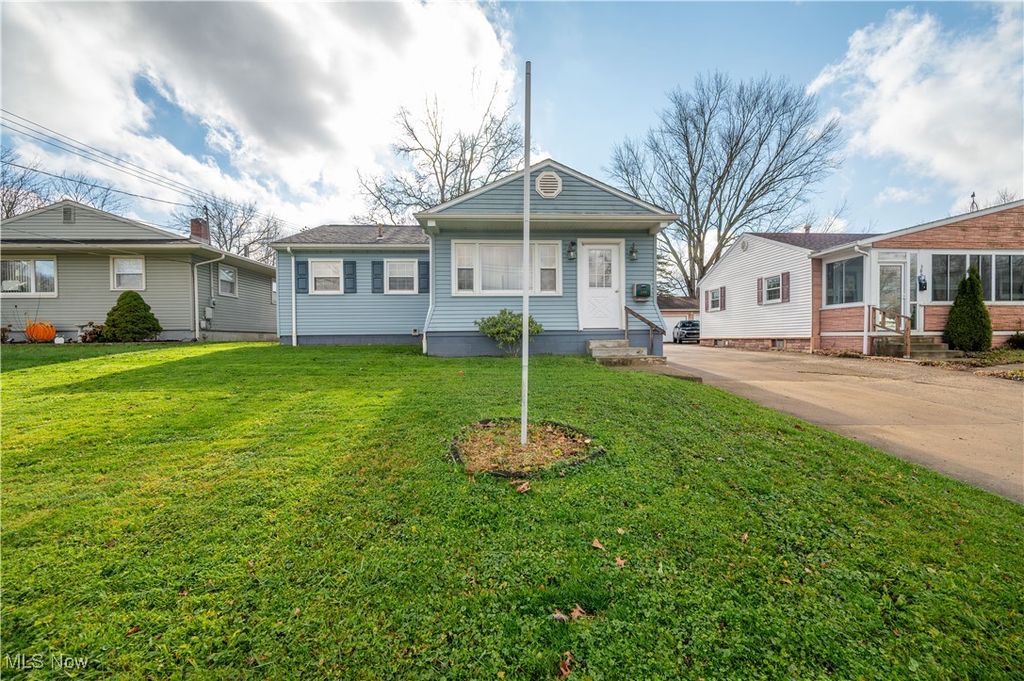 Photo of 395 Elizabeth Street, Hubbard, OH 44425 (MLS # 5174723)