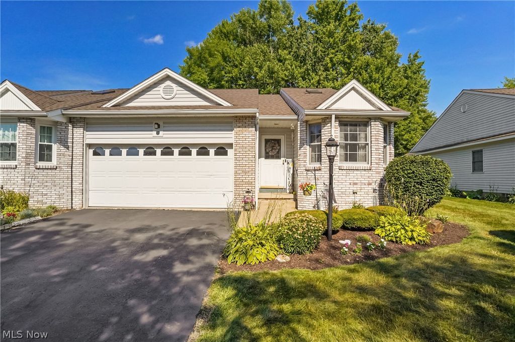 Photo of 17 Harneds Landing, Cortland, OH 44410 (MLS # 5198708)