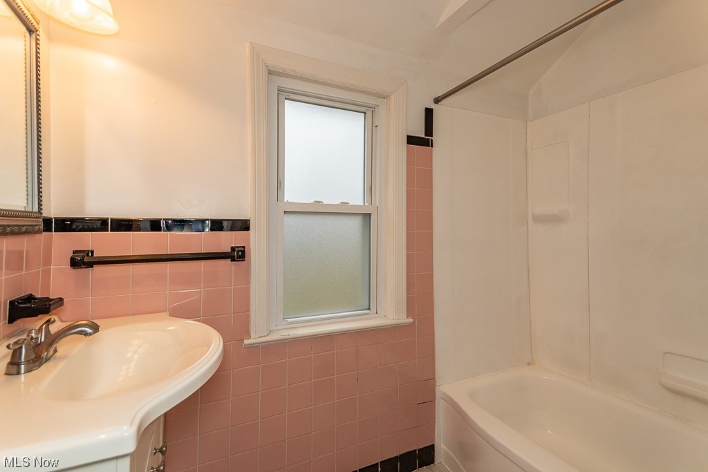 E A Markhems Richmond Manor - Residential