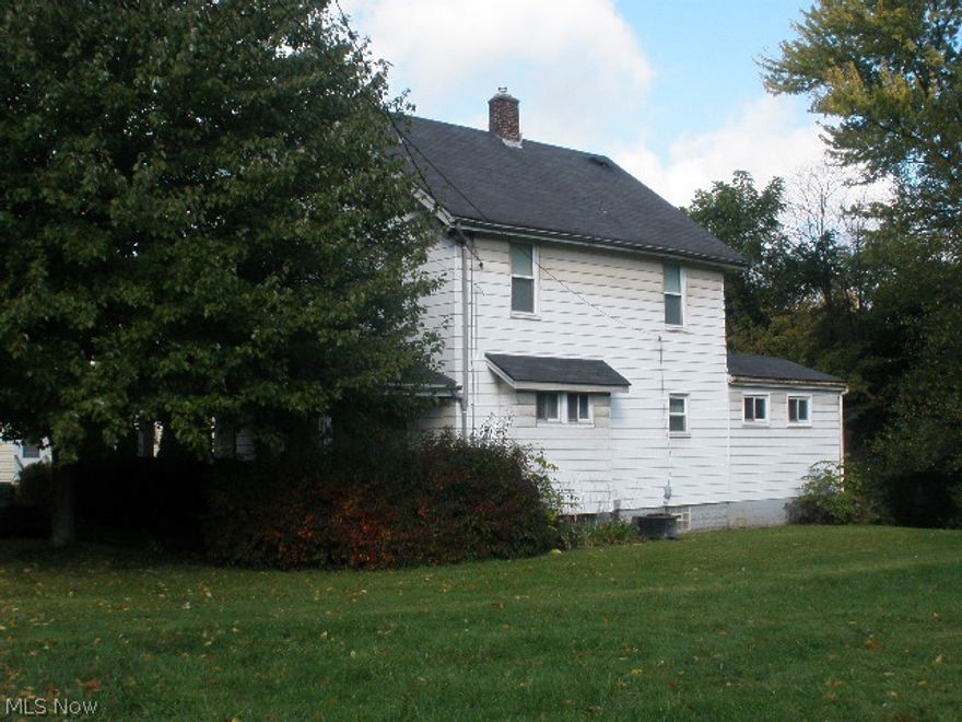 Nice place to start!  Priced-right house in Brownlee woods area.  Near 680.  Good proximity to Struthers shopping.  
Nearly move in ready.  One upstairs bedroom has kitchen cabinets and sink.  Great for 2 generation family.