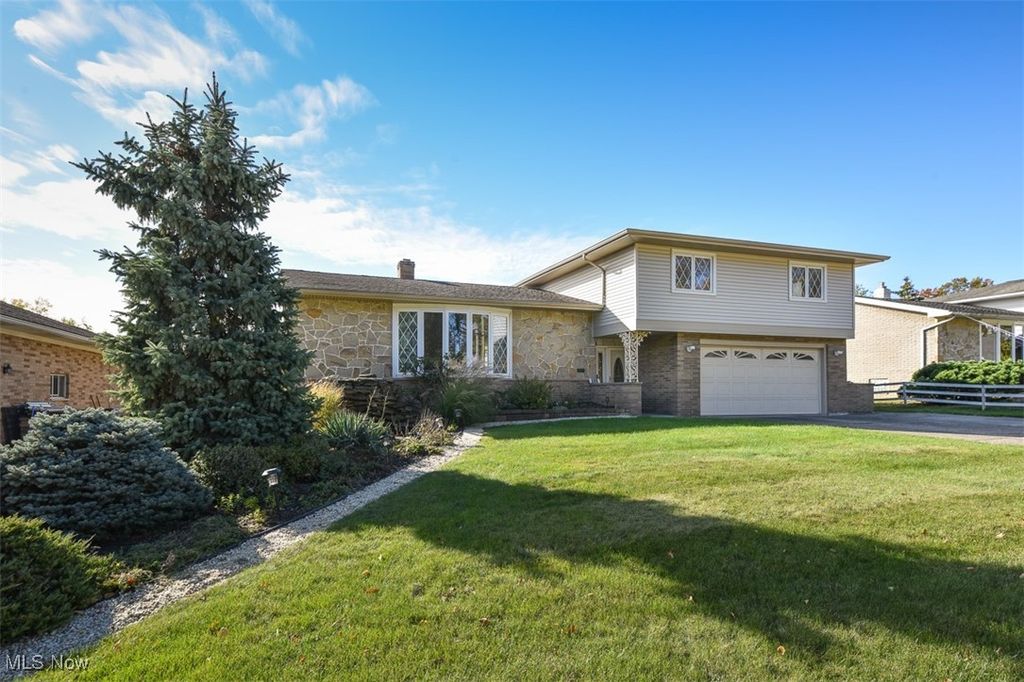 Photo of 317 Park Drive, Brooklyn Heights, OH 44131 (MLS # 5168685)