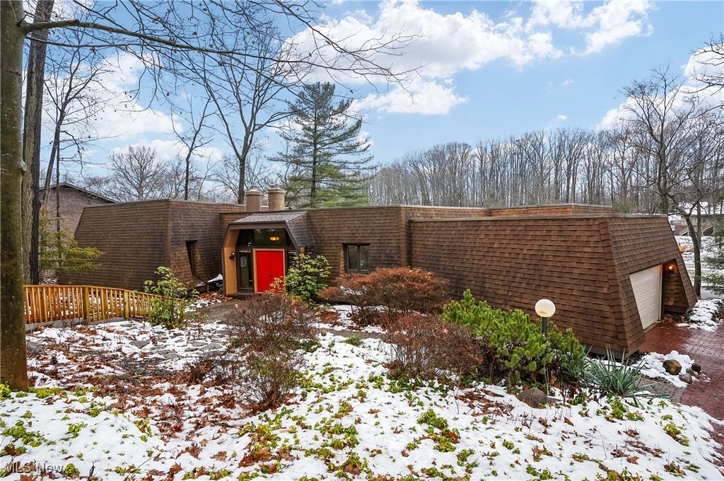 Photo of 1376 Mockingbird Drive, Kent, OH 44240 (MLS # 5176474)