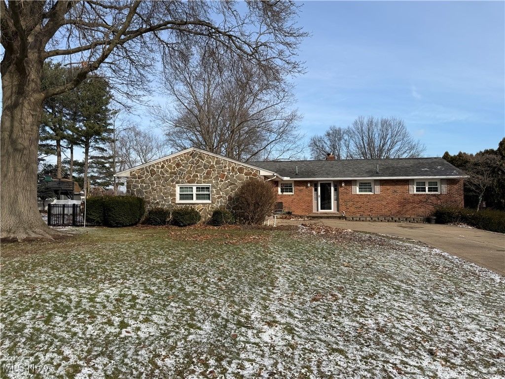 Photo of 2685 Chaucer Drive NE, Canton, OH 44721 (MLS # 5180978)
