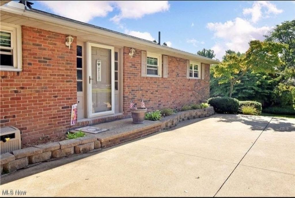 Photo of 2685 Chaucer Drive NE, Canton, OH 44721 (MLS # 5180978)