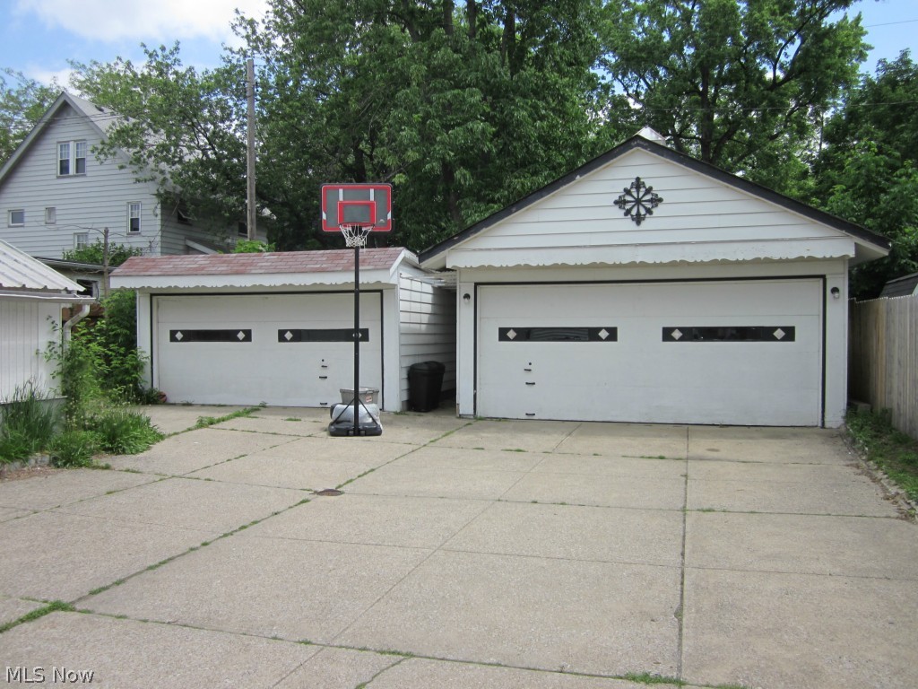 Collins & Robinsons - Residential Income