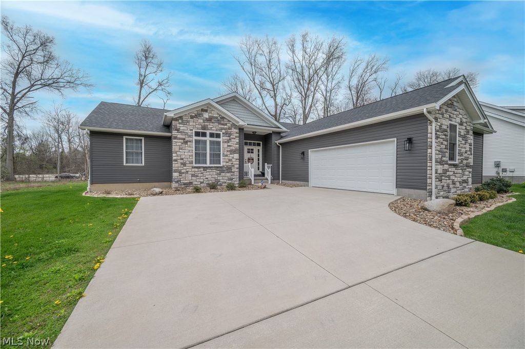 Photo of 95 Muirfield Drive SE, Warren, OH 44484 (MLS # 5202479)