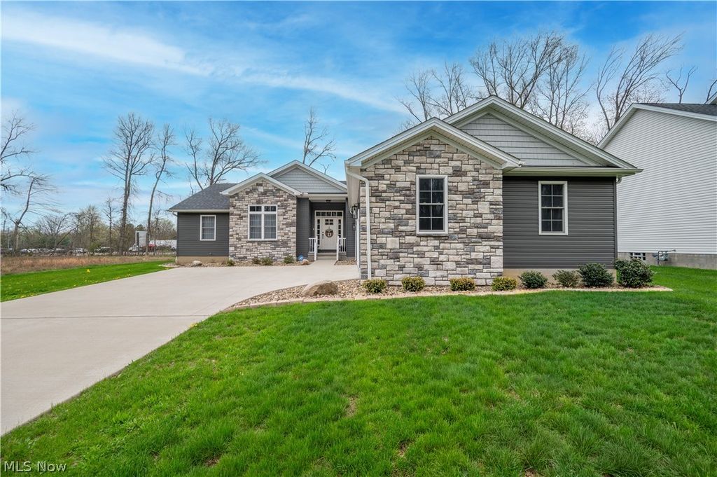 Photo of 95 Muirfield Drive SE, Warren, OH 44484 (MLS # 5202479)