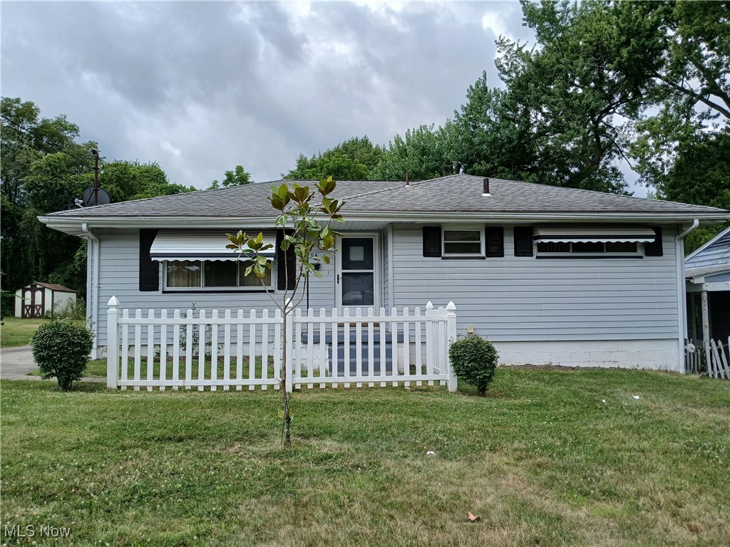 2 bedrooms possible 3 bedrooms nice bar. updated kitchen.All hardwood floors under carpet