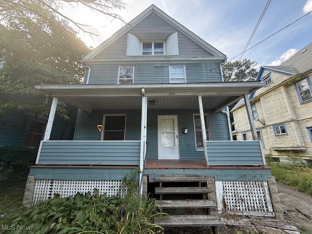 Investor Opportunity! This classic up/down duplex in the heart of Akron offers immediate income and long-term potential. The upstairs 1-bed, 1-bath unit is currently rented for $775/month, while the downstairs 2-bed, 1-bath unit is vacant and ready for a new tenant—or perfect for an owner-occupant looking to "house hack."
Its central location provides quick access to Highland Square, downtown Akron, and nearby amenities.
Whether you're an investor expanding your portfolio or a first-time buyer seeking rental income, this property is priced for great cash flow and offers strong rental demand in the area. The seller is also offering nearby 221 Portage Path, making this an ideal chance to pick up two income-producing properties within close proximity.
Please note: 48-hour notice required to show the occupied unit. Don't miss this opportunity to build equity while generating income!