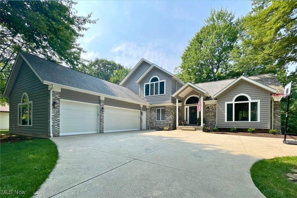 Photo of 10306 Pamela Drive, Strongsville, OH 44149 (MLS # 5172678)