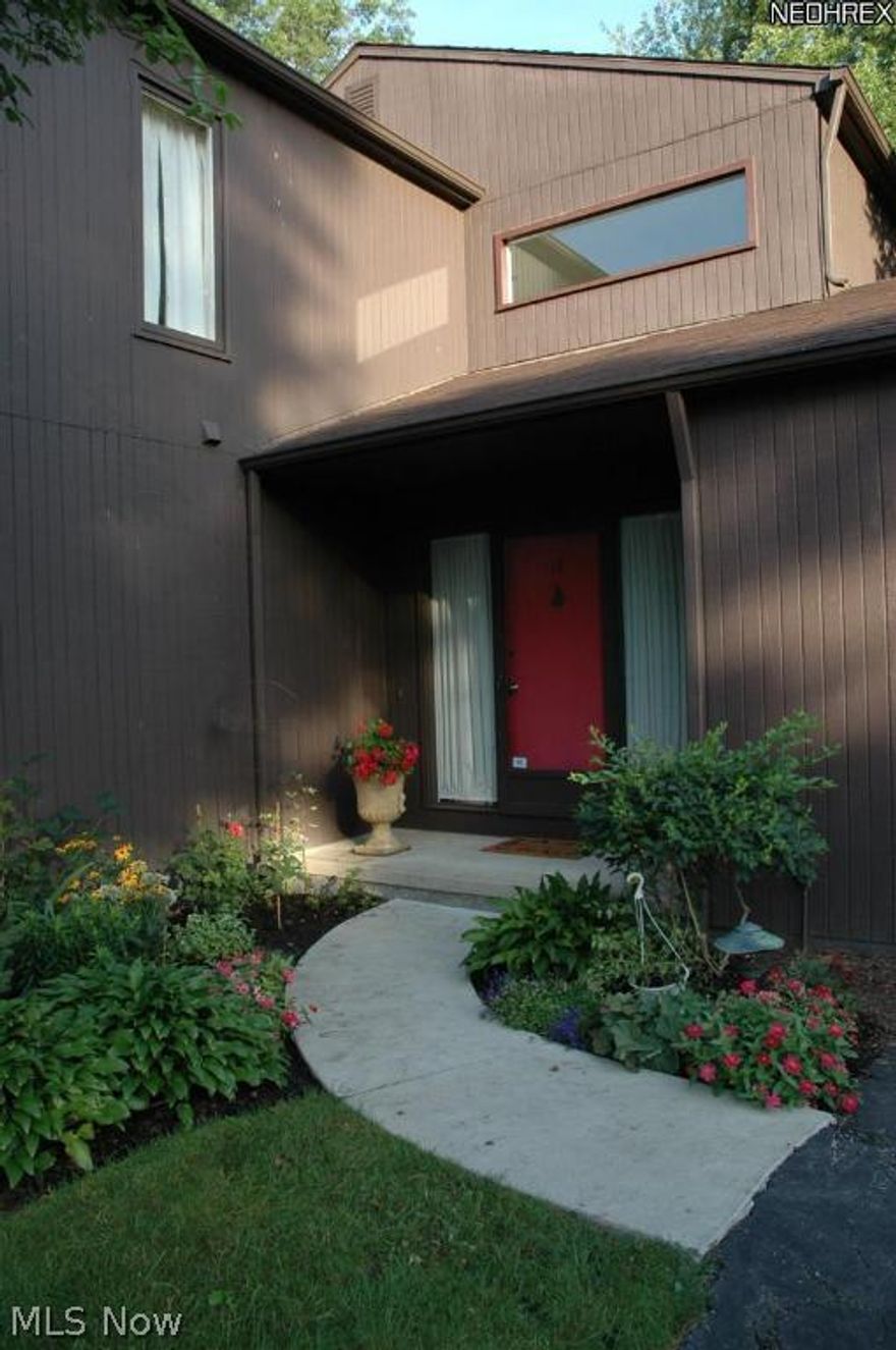 Modern corner unit in beautiful Bratenahl with convenient access to downtown, the hospitals and University Circle. Beautiful park like setting with lots of windows. Open floor plan, vaulted ceilings, and nicely finished lower level adds to this already spacious condo. Living in this quiet community is like living in a park near the lake! Available in July.