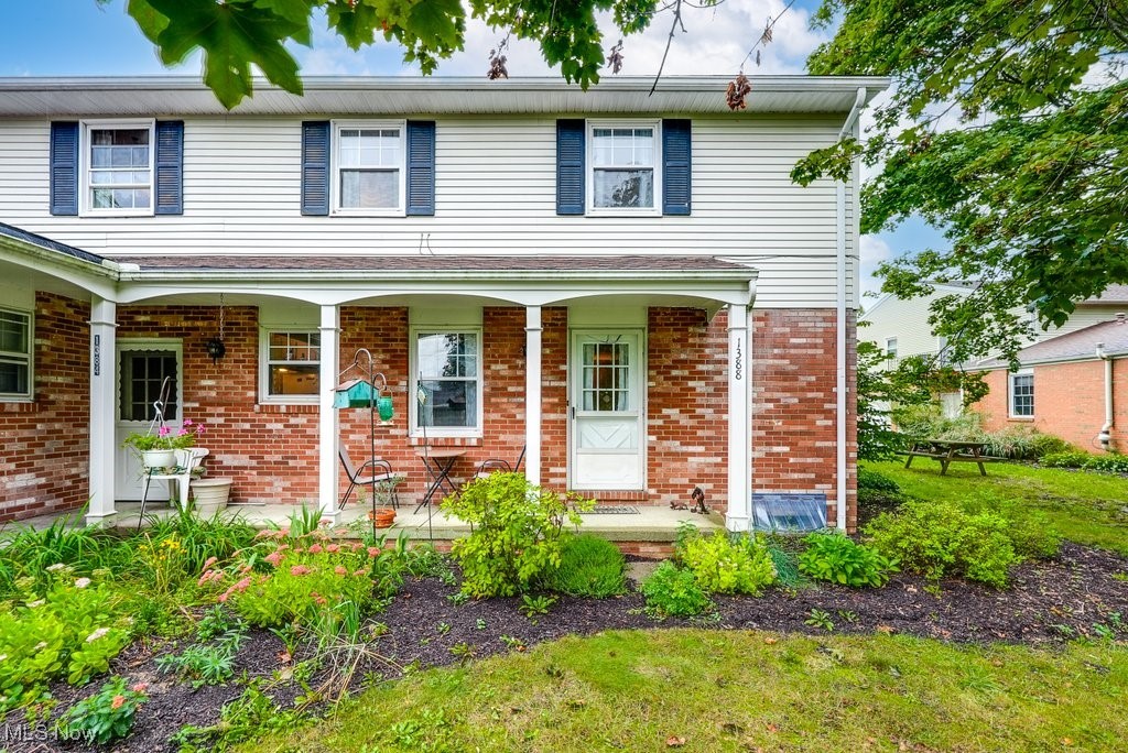 This well cared for 3-bedroom, 1.5-bath condo is ideally located just minutes from Kent State University. Nestled in a peaceful neighborhood, the home offers easy access to local wetlands, perfect for nature lovers, and is within walking distance to scenic bike and hike trails.
New tub and shower insert 2019, New flooring in downstairs kitchen and bath 2021, dishwasher 2020, 2024 new water, pressure valve fixture in the basement sink.