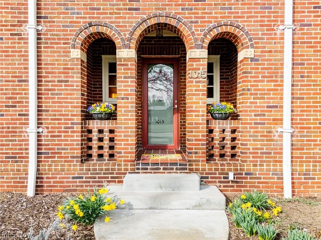 Photo of 1015 Portage Street NW, North Canton, OH 44720 (MLS # 5197846)