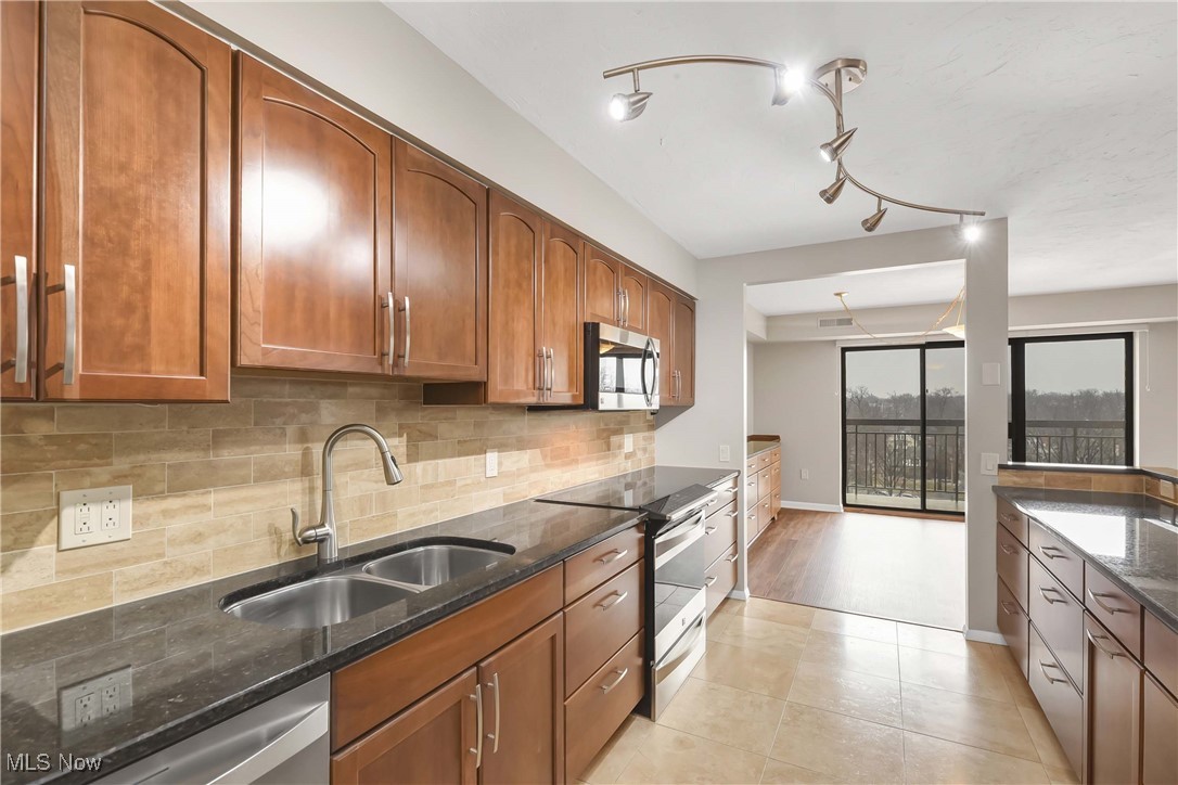 12550 Lake Avenue #906, Lakewood, Ohio image 14